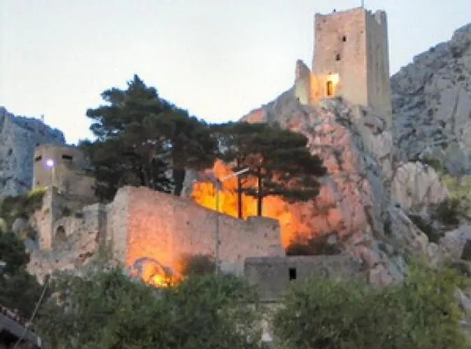 Visnja 오미스